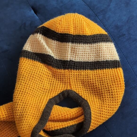 HTF Boston Bruins Winter Classic Hockey Hat with Attached Scarf Rare (B)